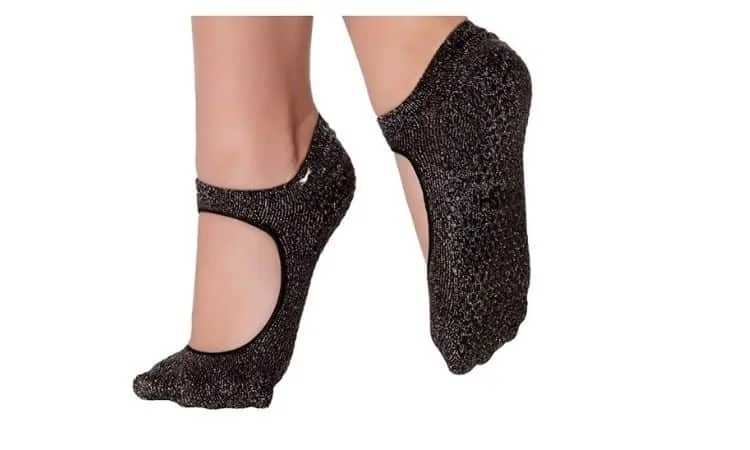 HOW TO WEAR MARY JANES WITH SOCKS?