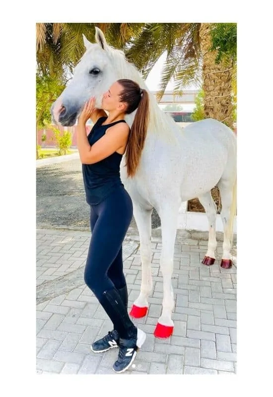 summer all-black horseback riding outfits