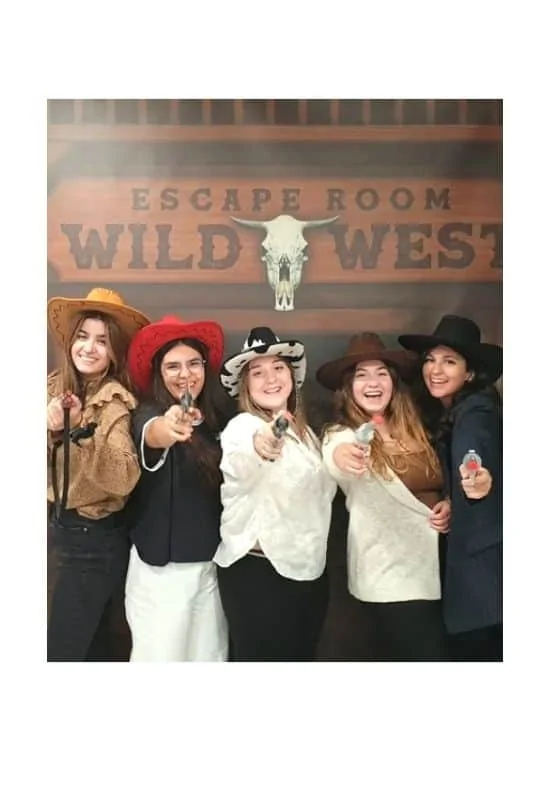 wear costumes to escape room