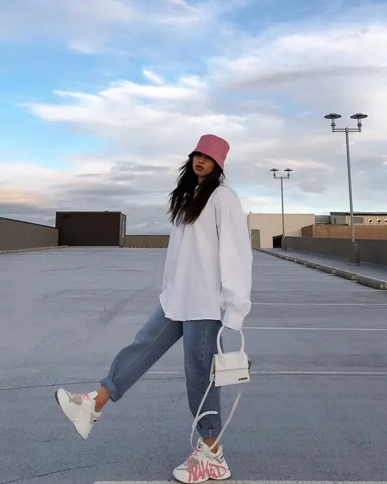 wear hat with oversized shirt