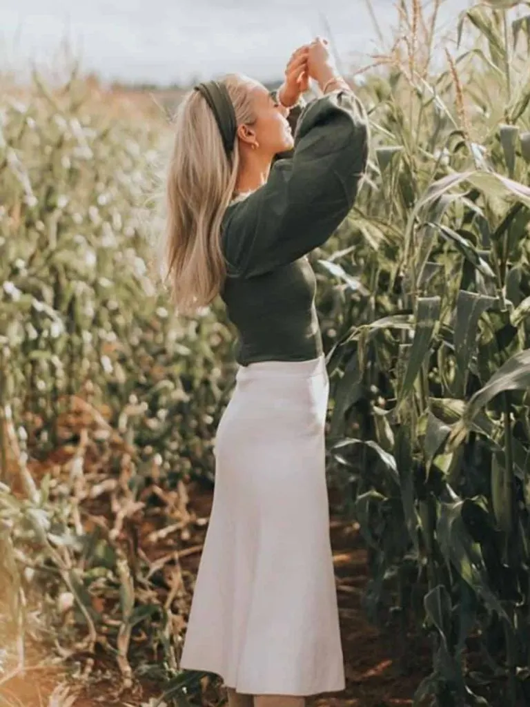 green headband and blouse outfit ideas