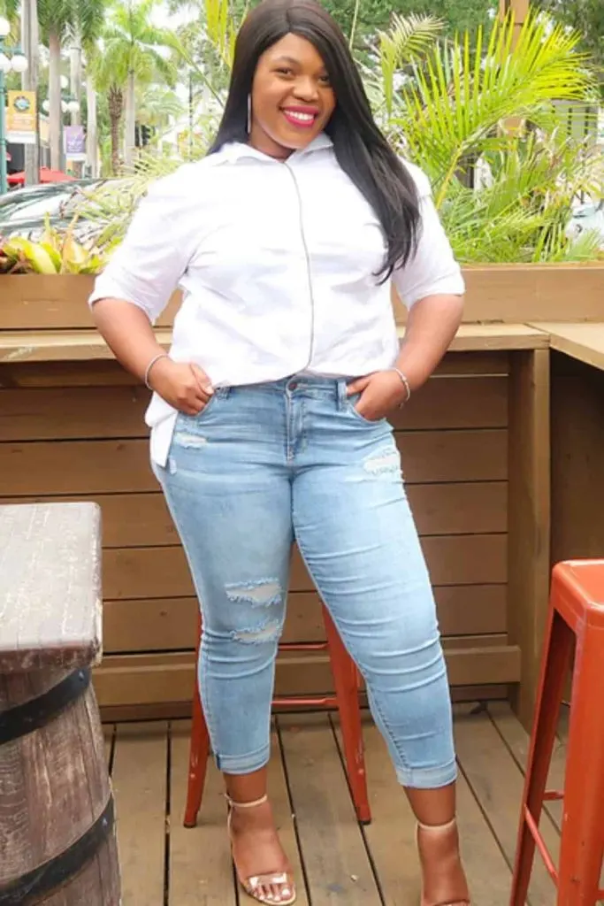 WHITE BLOUSE  and jeans outfit how to dress like parisian 