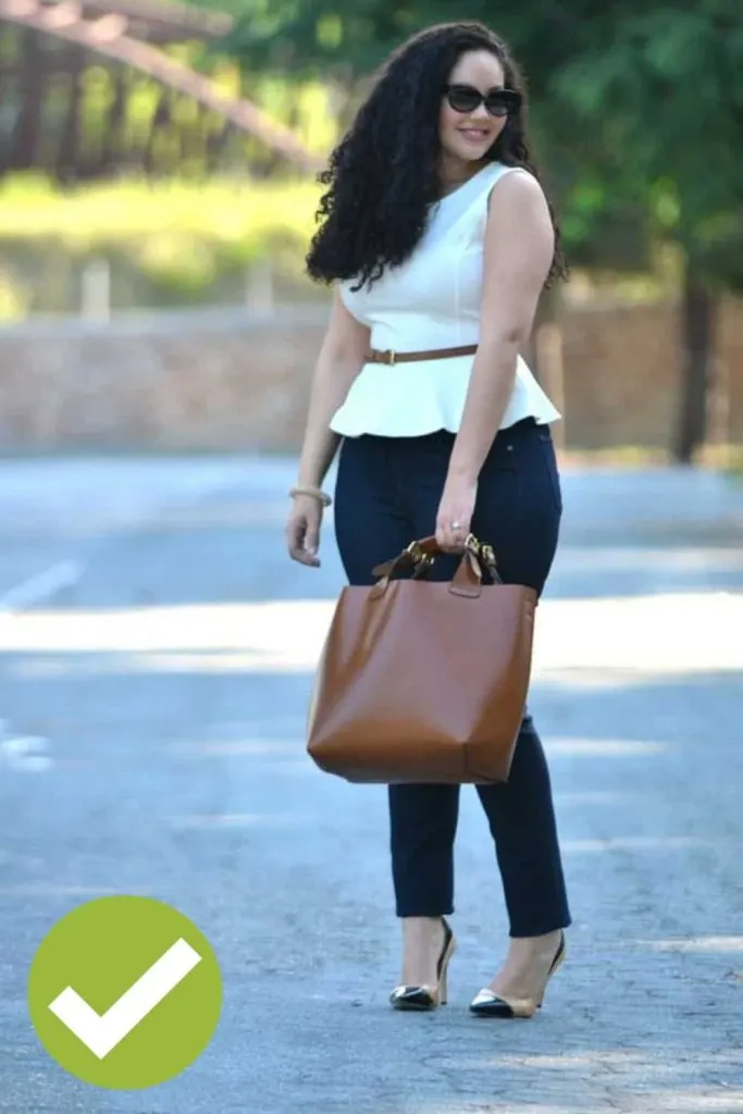 AVOID TOO MUCH BRAND EXPOSURE how to dress like parisian 