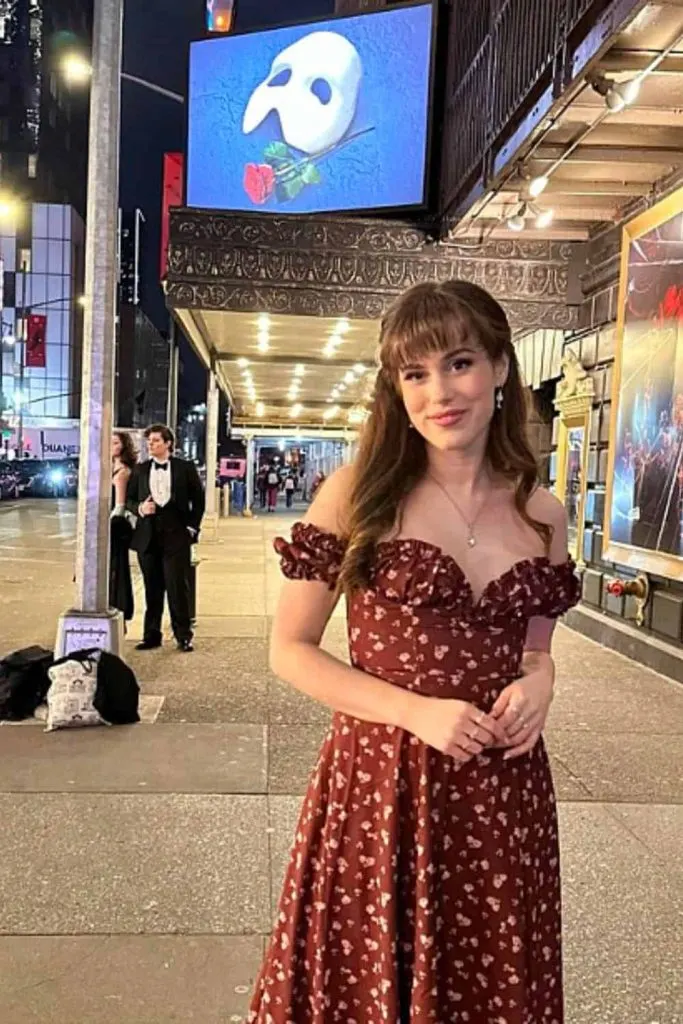 what to wear to a play on broadway