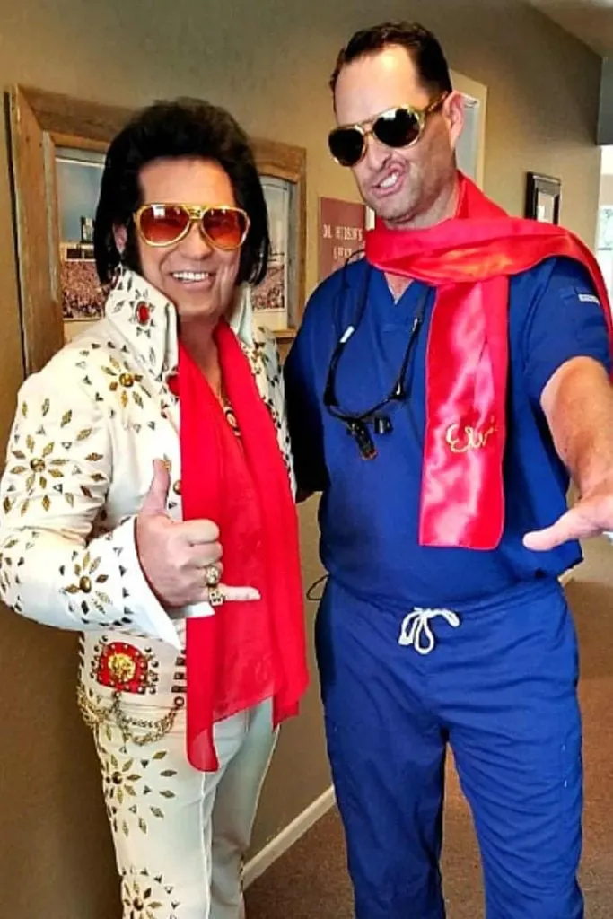 Elvis&nbsp;Presley's&nbsp;1968&nbsp;"If I Can Dream" red scarf look