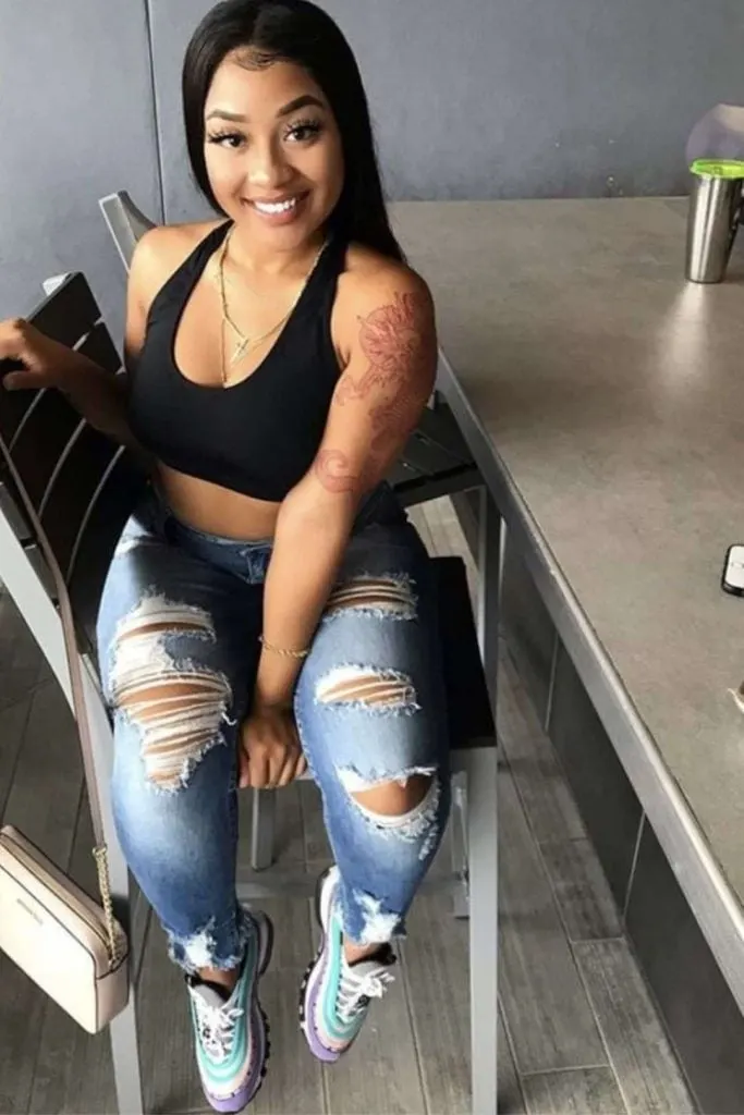 Outfits with jeans and sneakers 