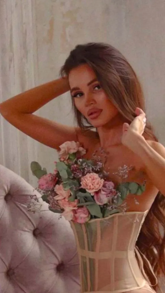 vintage boudoir photography ideas flower