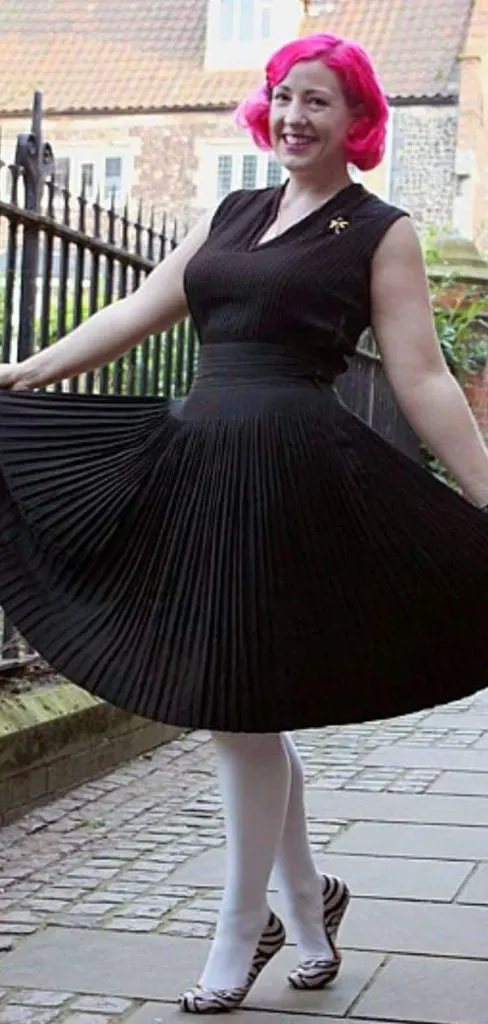 PINK HAIR AND BLACK DRESS RETRO OUTFIT