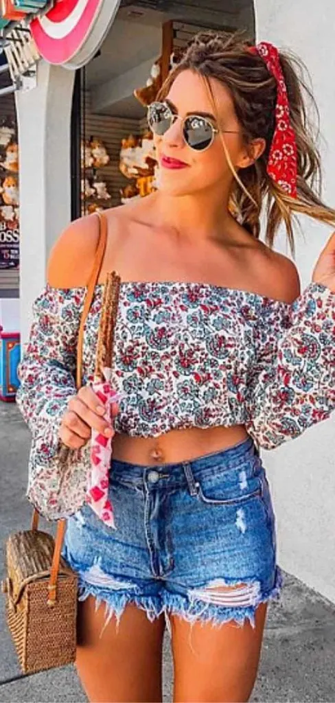 OFF-SHOULDER TOP outfit idea what to wear to Dollywood park