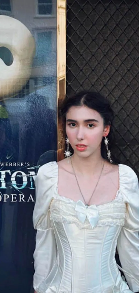 WHAT TO dress in modern Victorian style