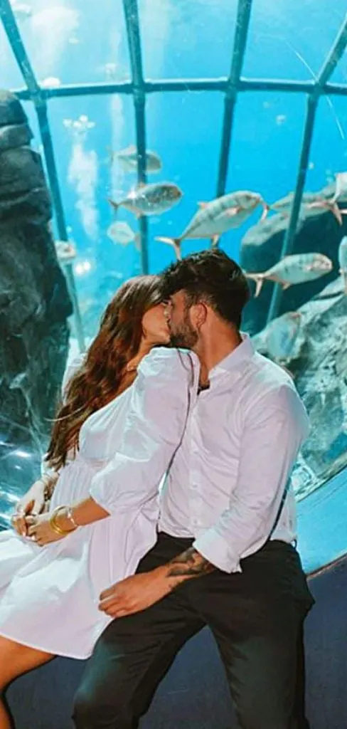 aquarium photoshoot outfit