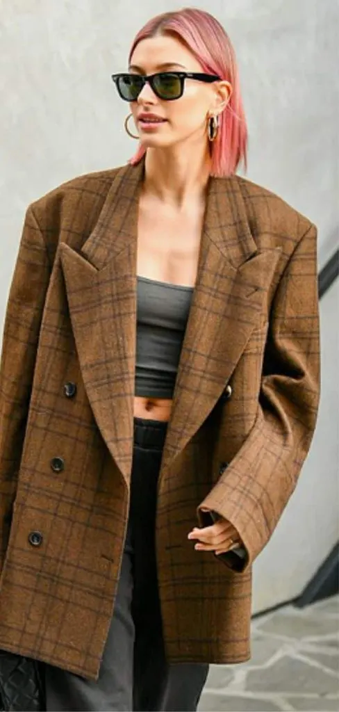 what to wear with pink hair