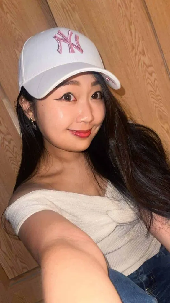 women baseball cap outfit