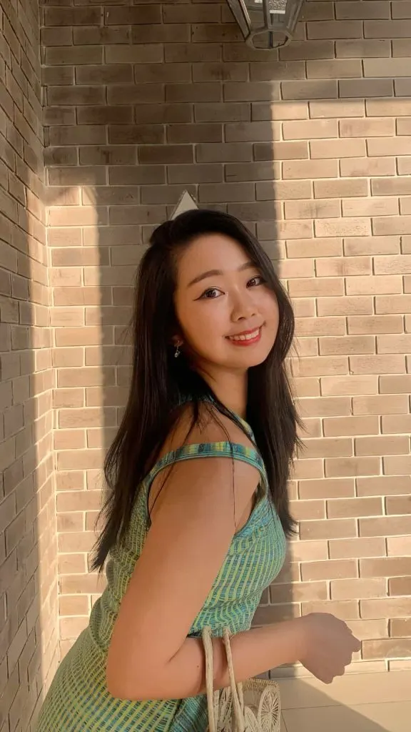 what to wear with green dress