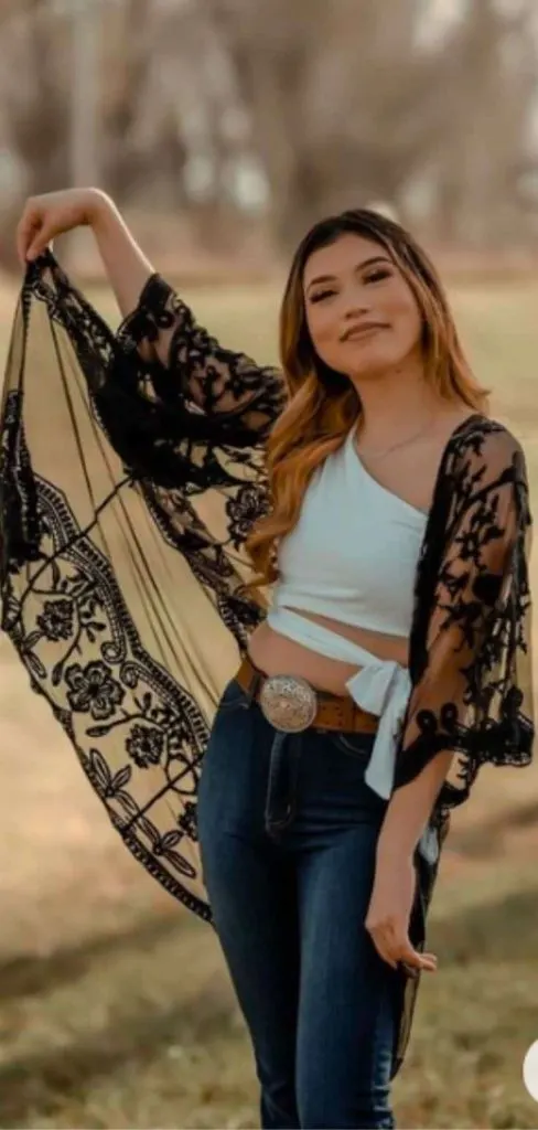 vaquera outfits black poncho