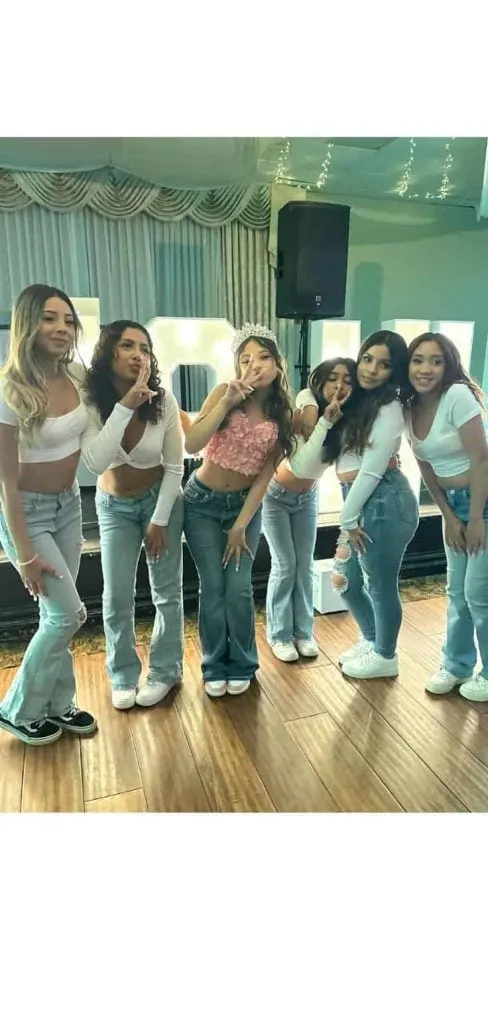 Baile sorpresa outfits in pink