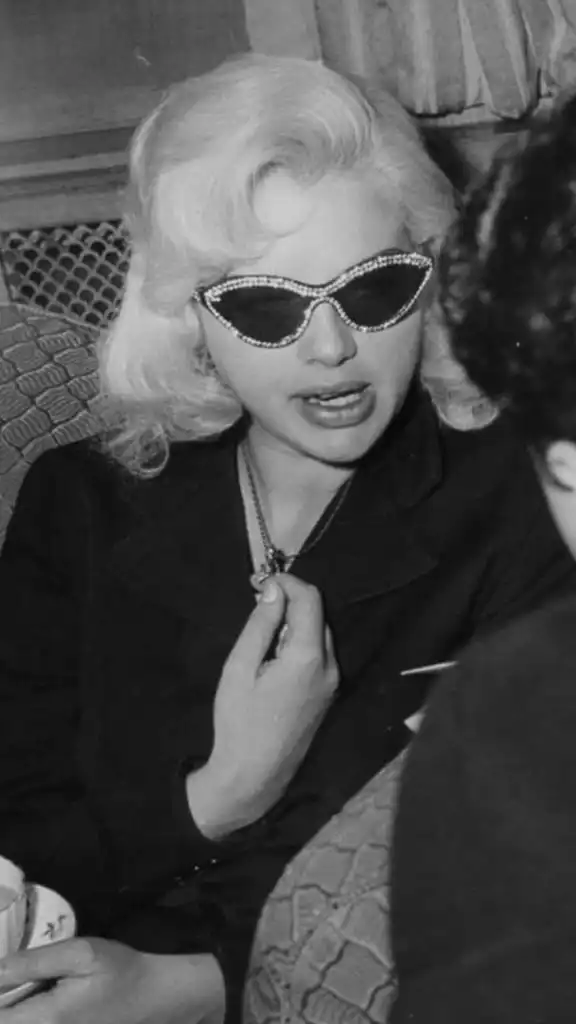 cat eye sunnies vintage outfits