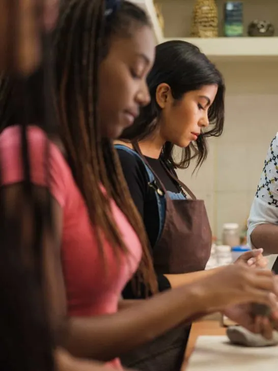 *2026* 10 outfits to wear to pottery & clay class + styling tips!