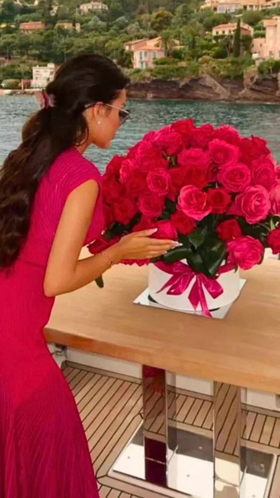 pink flower bouquet outfit ideas