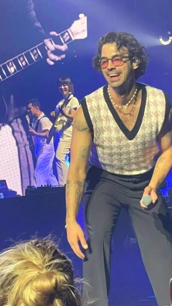 Joe Jonas concert outfit