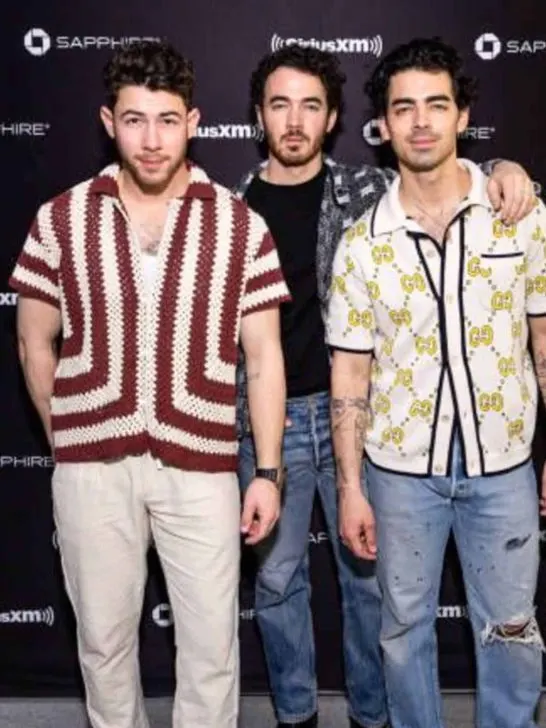15 real-life Jonas Brothers concert outfits + tips before you go!