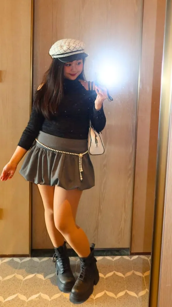 selfie mirror ootd check