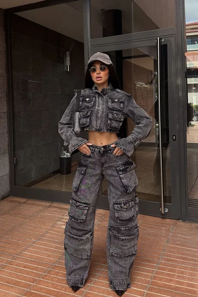 black acid wash jeans outfits