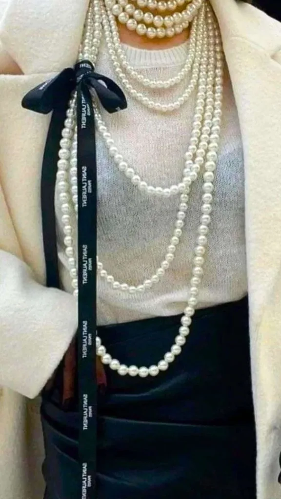 elegant long pearl necklace outfit