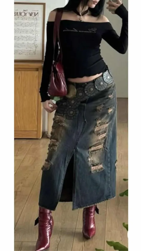 belt and distressed denim skirt outfit