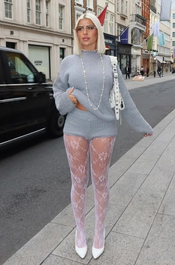 white lace tights under shorts outfit