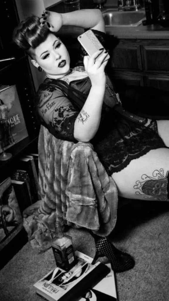 PLUS SIZE BOUDOIR PHOTOSHOOT BLACK AND WHITE