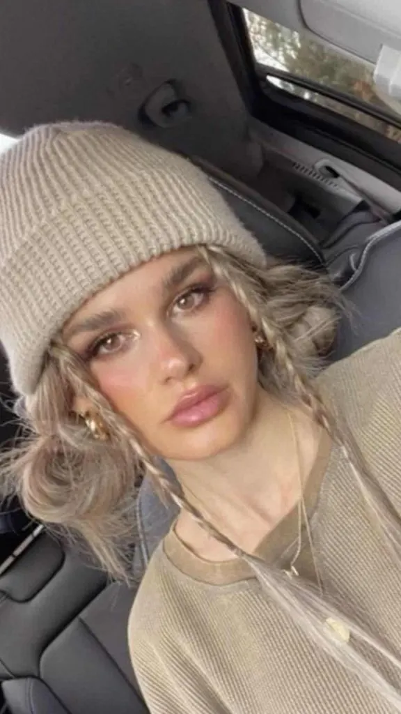 what hairstyle with hoodie