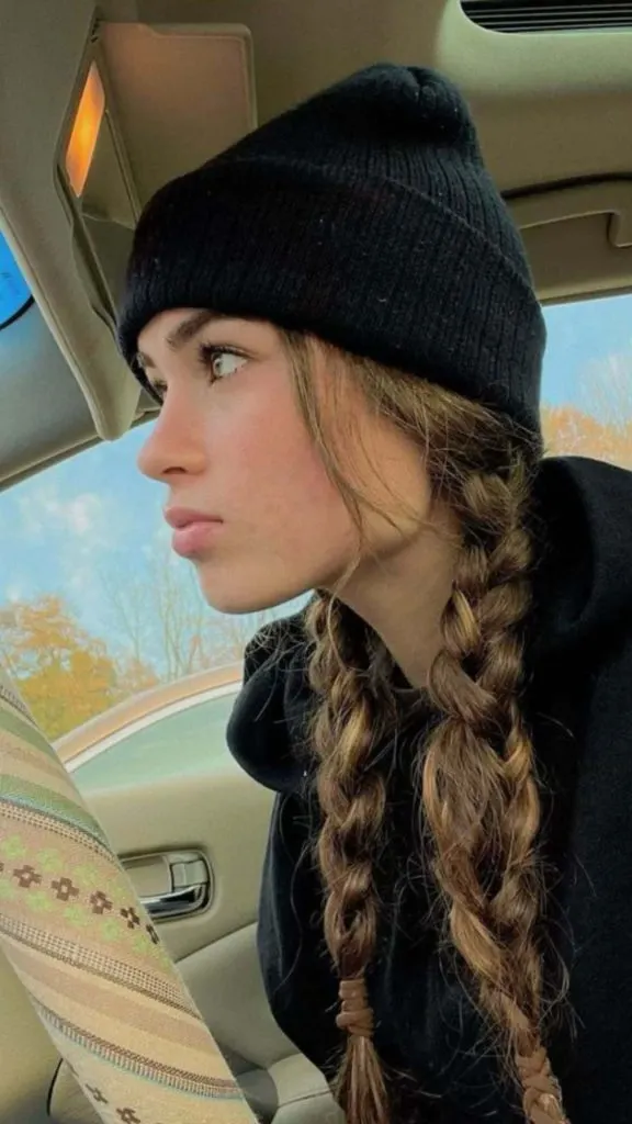 what hairstyle with hoodie