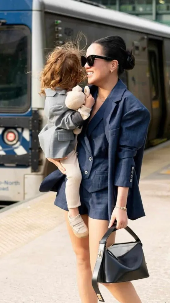 feminine fashion blogger