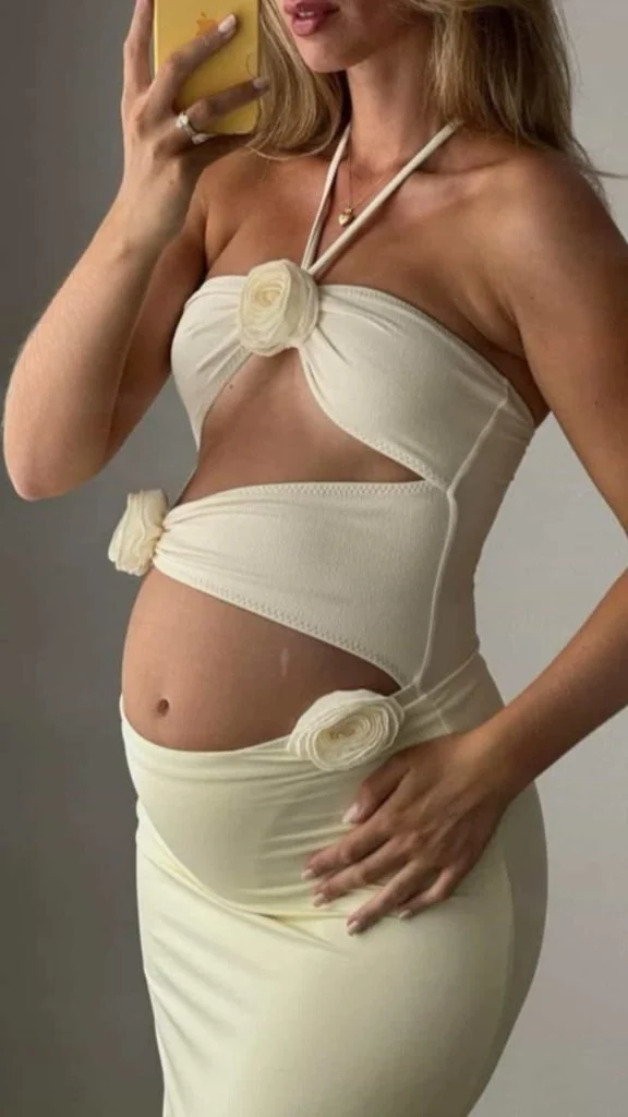 pregnancy outfit elegant