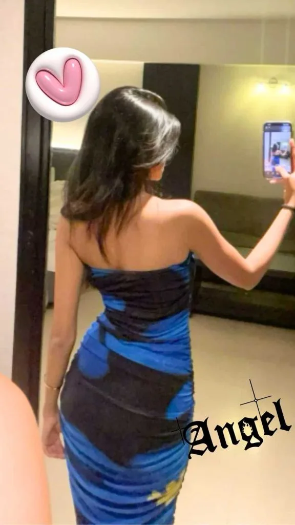 Backwards mirror selfie and pose