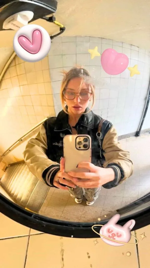 fish eye effect mirror selfie