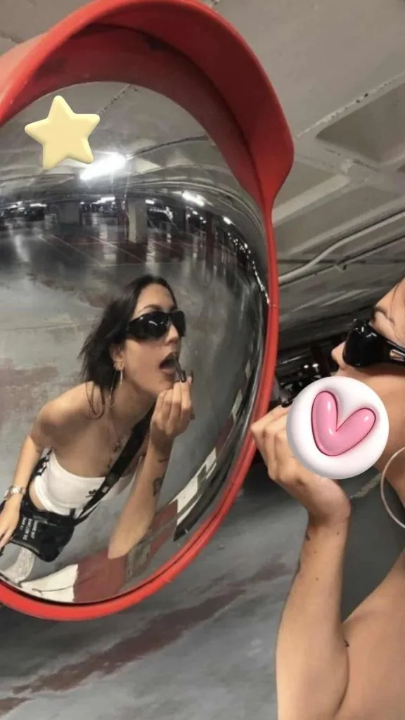 fish eye effect mirror selfie