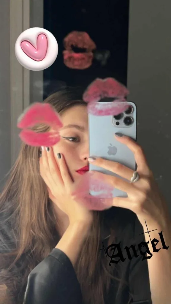 mirror selfie lipstick