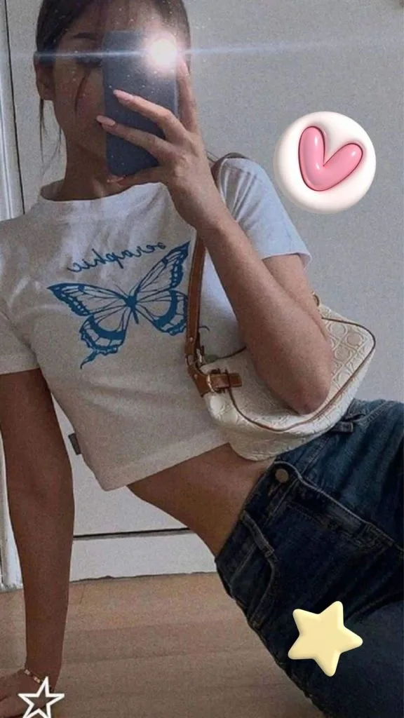 aesthetic mirror selfie pose 