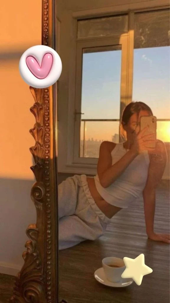 aesthetic mirror selfie pose 