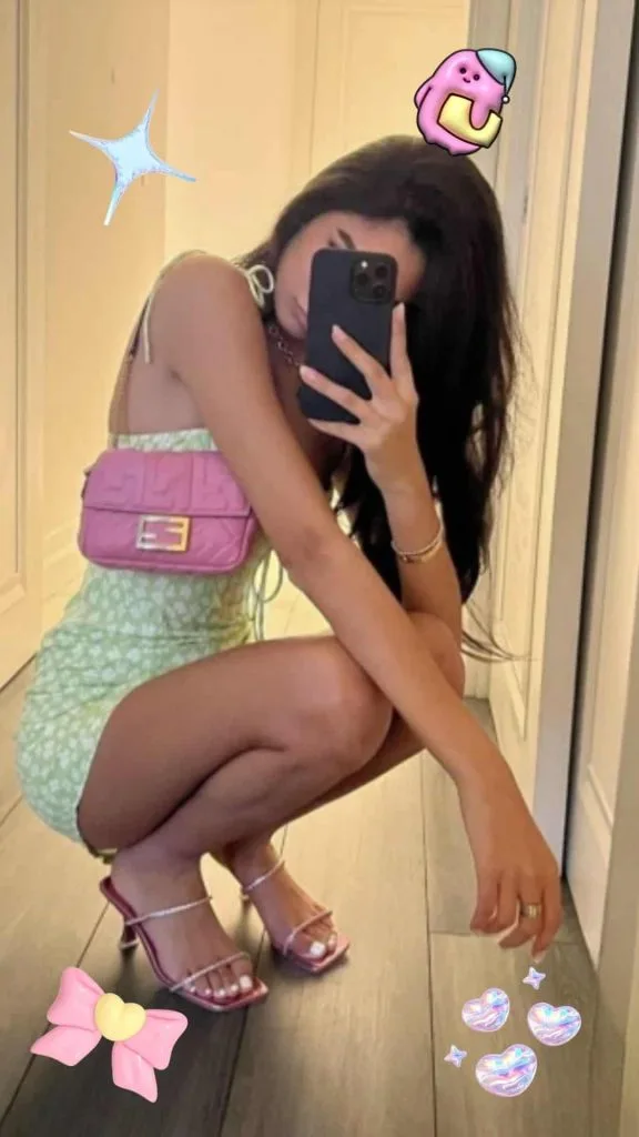 Squat mirror selfie for fit check