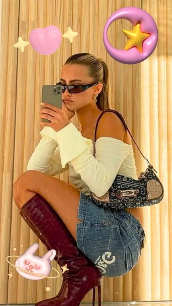 Squat mirror selfie baddie