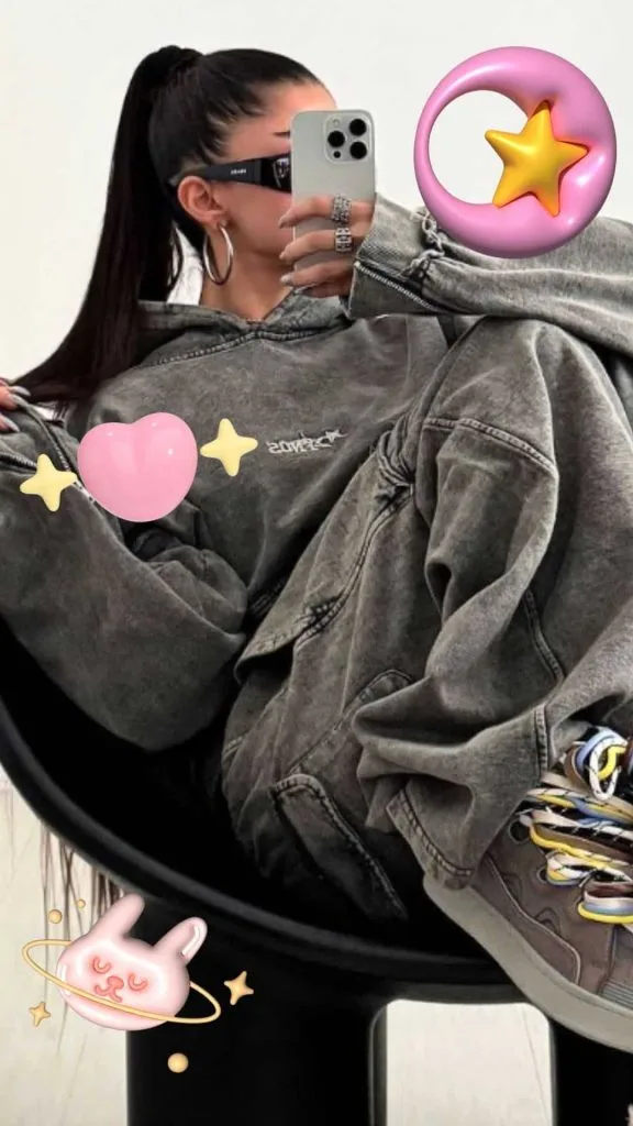 No face mirror selfie