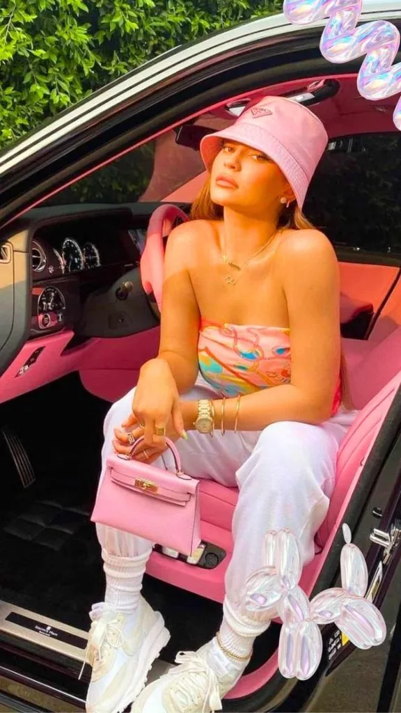 pink Hermes kelly bag outfit