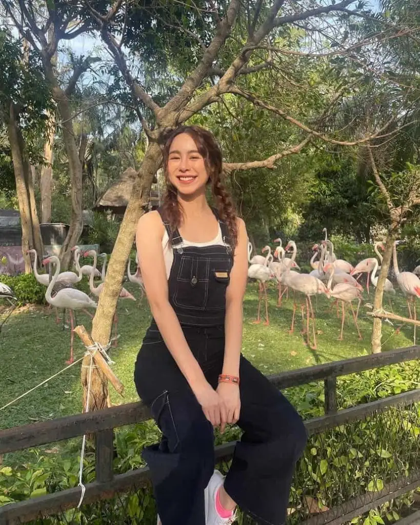 zoo date outfit denim overalls