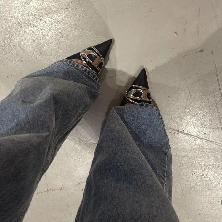 boyfriend jeans and classic pumps
