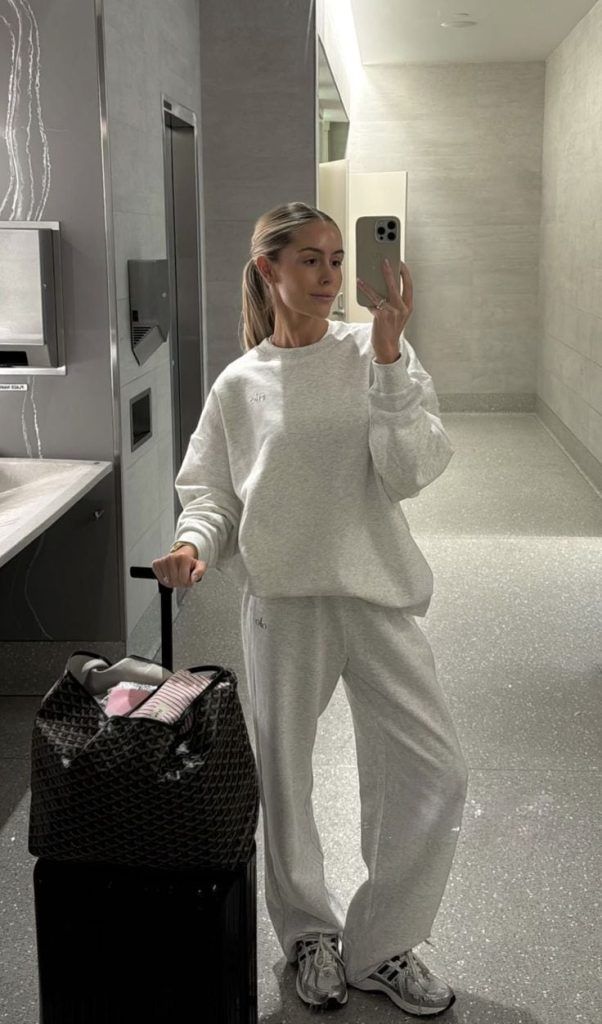 What to wear to airport sweatpant outfit casual