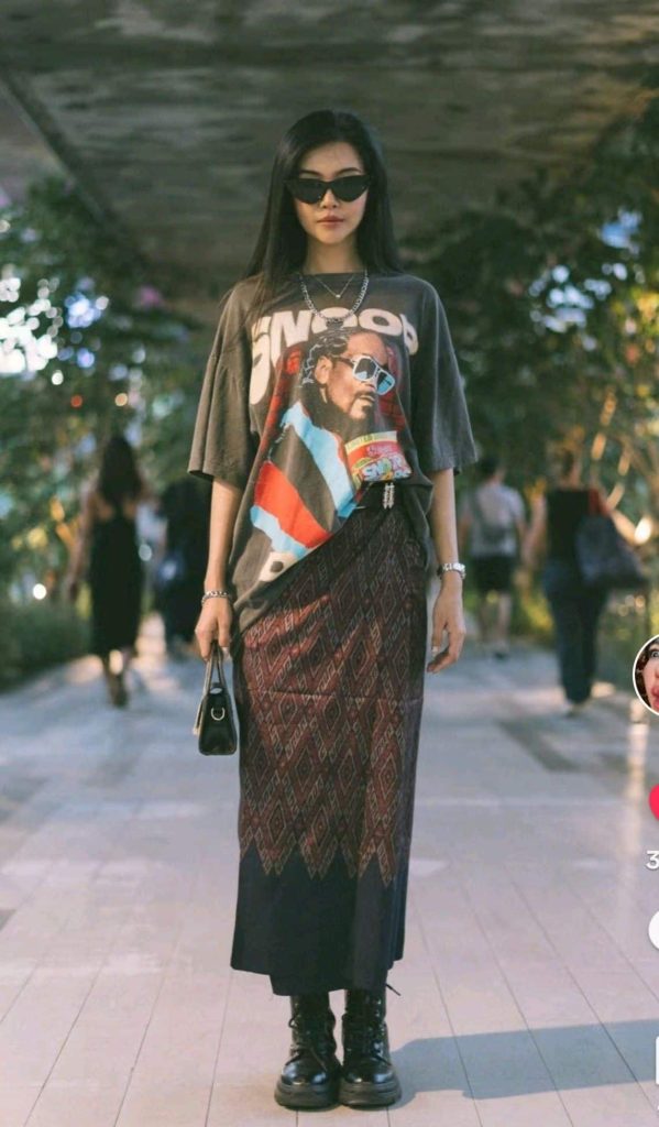 TUMblr girl outfit aesthetic graphic tee