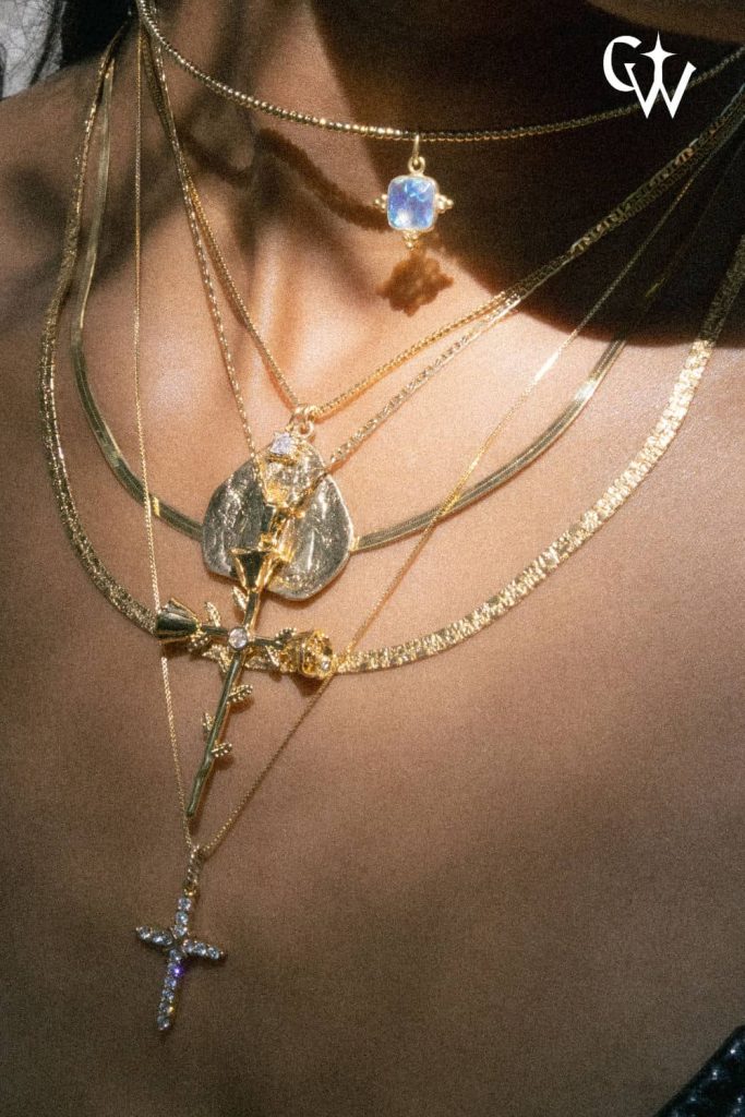 TUMblr girl outfit aesthetic  necklaces